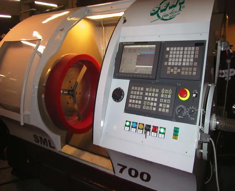 Torno CNC da Seal Jet usinando uma vedação